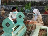 Foto: Bupati Sumenep terpilih, Achmad Fauzi, ditemani istri Nia Kurnia Fauzi saat nyekar ke makam kedua orang tuanya.