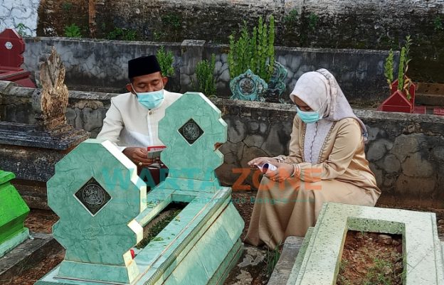 Foto: Bupati Sumenep terpilih, Achmad Fauzi, ditemani istri Nia Kurnia Fauzi saat nyekar ke makam kedua orang tuanya.