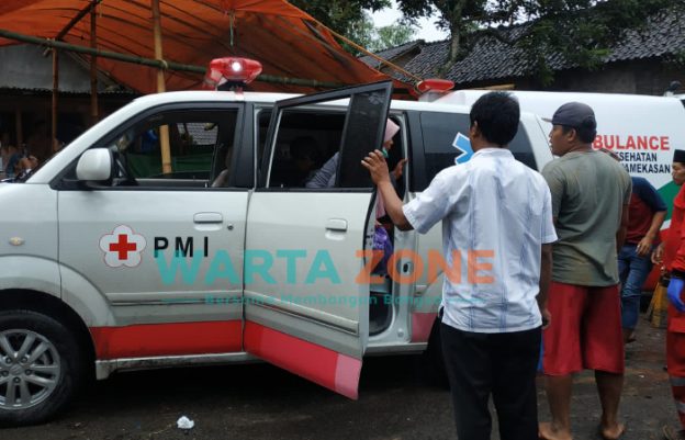 Foto: Kedua Jenazah Azizah dan Santi saat tiba di rumah duka di Dusun Botosari, Desa Dukuh Mencek, Kecamatan Sukorambi, Jember.