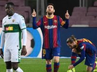 SELEBRASI: Lionel Messi usai mencetak gol saat menjamu Elche di Camp Nou, Kamis (25/2) dini hari (Foto: Istimewa)
