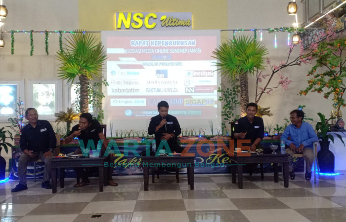 KOMPAK: Mubes Asosiasi Media Online Sumenep berlangsung lancar di Kafe Zapta Desa Bangkal (Foto: Dok. Wartazone)