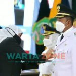 SAH: Gubernur Jatim, Khofifah Indar Parawansa saat menyematkan tanda kepada Bupati dan Wakil Bupati Sumenep (Foto: Dokumen Wartazone)