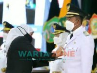 SAH: Gubernur Jatim, Khofifah Indar Parawansa saat menyematkan tanda kepada Bupati dan Wakil Bupati Sumenep (Foto: Dokumen Wartazone)