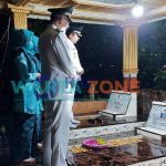 Foto: Bupati dan Wabup Jember H. Hendy Siswanto dan KH. Muhammad Balya Firja'un Barlaman (Gus Firja'un) saat ziarah ke makam orangtua dan Ulama di TPU Cukul Kelurahan Gebang, Kecamatan Patrang, Kabupaten Jember.