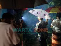 Foto: Bupati Sumenep, Achmad Fauzi bersama warga saat turun langsung ke lokasi pohon tumbang di Jl. Raya Lenteng.