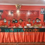 Dewan Pimpinan Cabang dan Fraksi PDI Perjuangan DPRD Jember, saat menggelar konferensi pers, menyatakan sikap berada di luar pemerintahan Bupati dan Wakil Bupati Jember terpilih, H. Hendy Siswanto - KH. Muhammad Balya Firjaun Barlaman.