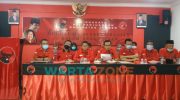 Dewan Pimpinan Cabang dan Fraksi PDI Perjuangan DPRD Jember, saat menggelar konferensi pers, menyatakan sikap berada di luar pemerintahan Bupati dan Wakil Bupati Jember terpilih, H. Hendy Siswanto - KH. Muhammad Balya Firjaun Barlaman.
