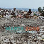 DIPUNGUT: Beberapa warga saat mencari barang bekas di TPA Batuan (Foto: Abd Wakid)