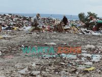 DIPUNGUT: Beberapa warga saat mencari barang bekas di TPA Batuan (Foto: Abd Wakid)