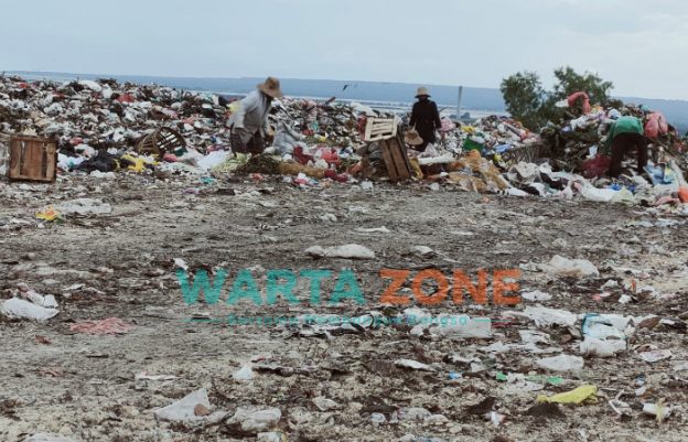 DIPUNGUT: Beberapa warga saat mencari barang bekas di TPA Batuan (Foto: Abd Wakid)