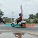 LENGANG: Pengendara sepeda motor saat melintas di depan lokasi Pasar Batuan (Foto: Abd Wakid)