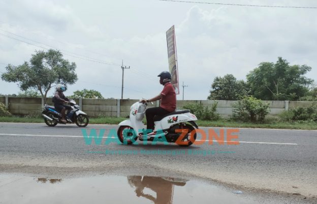 LENGANG: Pengendara sepeda motor saat melintas di depan lokasi Pasar Batuan (Foto: Abd Wakid)