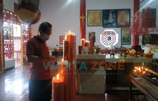 Foto: Kegiatan ibadah yang dilakukan Jap Swie Liong (Hery Noven Stadiono) saat di Kelenteng San Ciao Miao Ie PAI LIEN SAN.