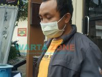 Foto: Dodik Wahyu Rianto (korban) tindak pemukulan yang dilakukan oleh oknum anggota DPRD Jember, saat berada di Mapolsek Patrang.