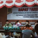 BERLANGSUNG: DPRD Sumenep saat menggelar sidang paripurna dengan agenda penyampaian nota penjelasan empat Raperda (Foto: Abd Wakid)