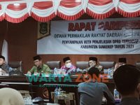 BERLANGSUNG: DPRD Sumenep saat menggelar sidang paripurna dengan agenda penyampaian nota penjelasan empat Raperda (Foto: Abd Wakid)