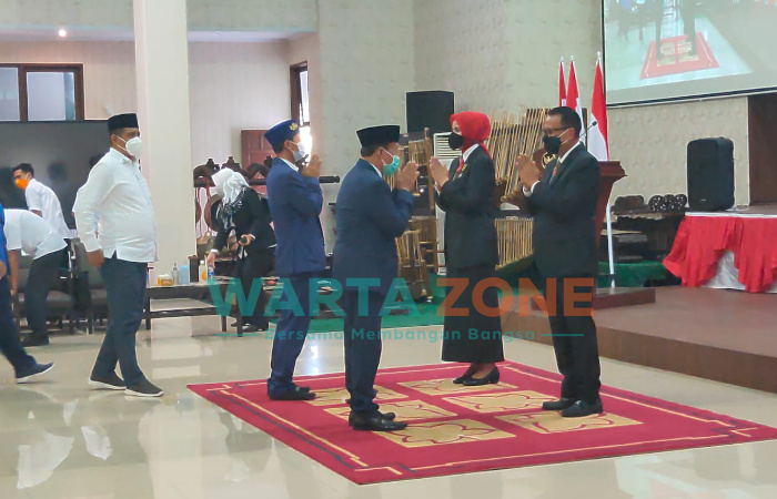 Bupati Jember Faida, saat serah terima jabatan, kepada Plh Bupati Jember, Hadi Sulistyo.
