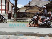 SANTAI: Pengendara sepeda motor saat melintas di depan kantor Disparbudpora di Jalan Gotong Royong Nomor 01 Sumenep (Foto: Abd Wakid)