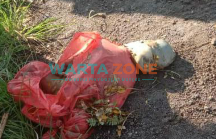 Foto: Kondisi bayi saat ditemukan warga terbungkus kantong plastik merah.