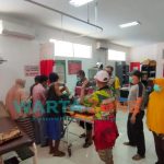DITANGANI: Korban pembacokan saat dalam penanganan medis (Foto: Nur Imatus Safitri)