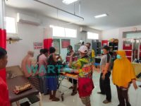 DITANGANI: Korban pembacokan saat dalam penanganan medis (Foto: Nur Imatus Safitri)