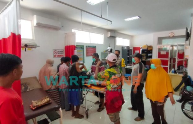 DITANGANI: Korban pembacokan saat dalam penanganan medis (Foto: Nur Imatus Safitri)