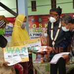 LANGSUNG: Bupati Sumenep, Achmad Fauzi, saat me-launching penyaluran BLT-Desa tahun 2021 di Balai Desa Pinggir Papas, Kecamatan Kalianget.