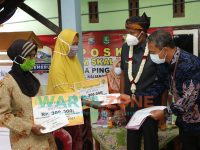 LANGSUNG: Bupati Sumenep, Achmad Fauzi, saat me-launching penyaluran BLT-Desa tahun 2021 di Balai Desa Pinggir Papas, Kecamatan Kalianget.