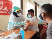 Foto: Proses vaksinasi terhadap anggota di lingkungan Polres Sumenep.