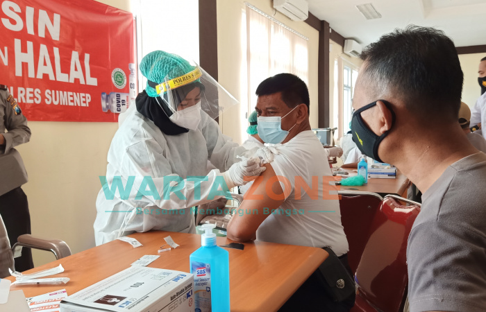 Foto: Proses vaksinasi terhadap anggota di lingkungan Polres Sumenep.