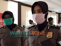 Salah seorang Polwan Polres Sumenep, Briptu Diah Novi Rahmawati, usai di vaksin sinovac Covid-19.