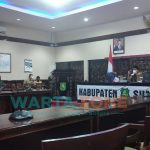 Foto: Sejumlah aktivis Aliansi Mahasiswa Sumenep (AMS), saat menggelar audiensi di kantor Bupati Sumenep. Senin (1/3/2021).