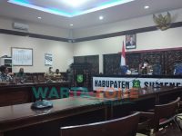 Foto: Sejumlah aktivis Aliansi Mahasiswa Sumenep (AMS), saat menggelar audiensi di kantor Bupati Sumenep. Senin (1/3/2021).