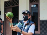 ENERGIK: Bupati Pamekasan, H Baddrut Tamam saat menunjukkan buah alpukat yang merupakan potensi Desa Klompang Timur (Foto: Agus Wandi)