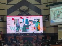Foto: Gubernur Jawa Timur, Khofifah Indar Parawansa, saat menjelaskan tentang AKI dan AKB di wilayah Jawa Timur pada Sertijab di Gedung DPRD Jember.