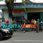 Satpol PP Kabupaten Pamekasan, saat menertibakan sejumlah pedagang kaki lima (PKL) yang kerap berjualan di pinggir jalan perempatan Pegadaian.