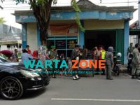 Satpol PP Kabupaten Pamekasan, saat menertibakan sejumlah pedagang kaki lima (PKL) yang kerap berjualan di pinggir jalan perempatan Pegadaian.