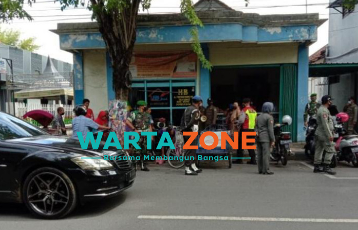 Satpol PP Kabupaten Pamekasan, saat menertibakan sejumlah pedagang kaki lima (PKL) yang kerap berjualan di pinggir jalan perempatan Pegadaian.