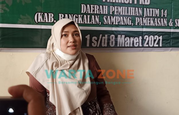 ASPIRATIF: Anggota Komisi E DPRD Jatim Nur Fitriana saat menggelar Reses di salah satu kafe di Sumenep (Foto: Abd Wakid)