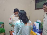 TERJARING: PSK asal Bondowoso saat diamankan di kantor Satpol PP Pamekasan (Foto: Agus Wandi)