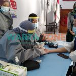 Foto: Sejumlah pengurus dan relawan PMI Jember, saat menjalani vaksinasi Covid-19 di aula Markas PMI Jember.