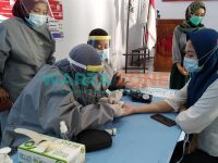 Foto: Sejumlah pengurus dan relawan PMI Jember, saat menjalani vaksinasi Covid-19 di aula Markas PMI Jember.