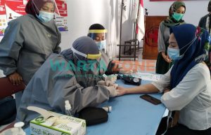 Putus Penyebaran COVID-19, Karyawan dan Relawan PMII Jember Jalani Vaksinasi