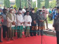 Foto: Bupati Sumenep, Achmad Fauzi, saat memberikan sambutan usai salat jenazah alm. Soengkono dan Novi Sujatmiko, di halaman kantor Pemkab Sumenep secara bergiliran.