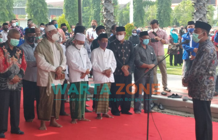 Foto: Bupati Sumenep, Achmad Fauzi, saat memberikan sambutan usai salat jenazah alm. Soengkono dan Novi Sujatmiko, di halaman kantor Pemkab Sumenep secara bergiliran.
