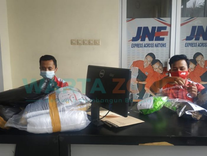 MENUMPUK: Sejumlah paket saat berada di kantor JNE Cabang Jember (Foto: Nur Imatus Safitri)