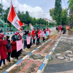 MENOLAK: Sejumlah mahasiswa saat menyampaikan aspirasi penolakan rencana penambangan fosfat di depan gedung DPRD Sumenep (Foto: Abd Wakid)