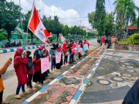 MENOLAK: Sejumlah mahasiswa saat menyampaikan aspirasi penolakan rencana penambangan fosfat di depan gedung DPRD Sumenep (Foto: Abd Wakid)