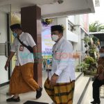 AGAMIS: Bupati Jember, Hendy Siswanto tampak mengenakan sarung saat menghadiri acara Sertijab Kajari Jember (Foto: Nur Imatus Safitri)