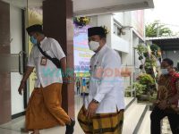 AGAMIS: Bupati Jember, Hendy Siswanto tampak mengenakan sarung saat menghadiri acara Sertijab Kajari Jember (Foto: Nur Imatus Safitri)